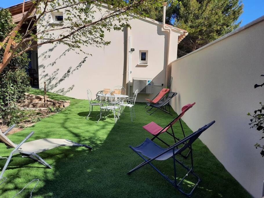 Avec Piscine Dans Un Avre De Verdure *