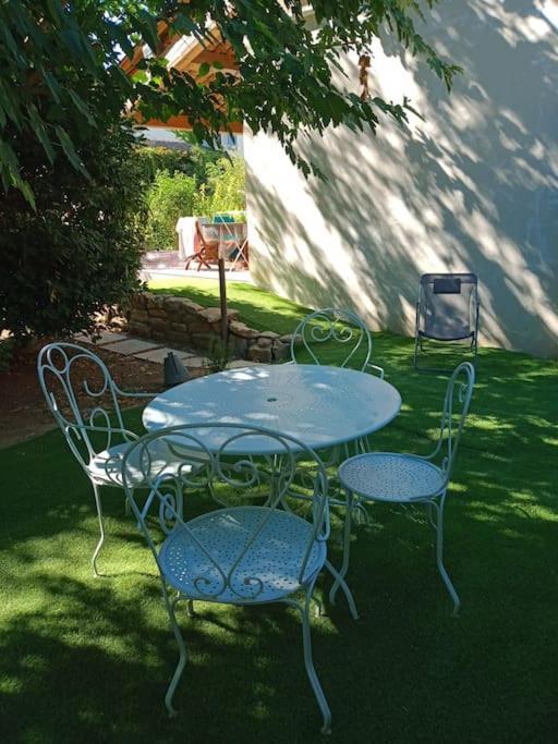 Avec Piscine Dans Un Avre De Verdure * Caderousse